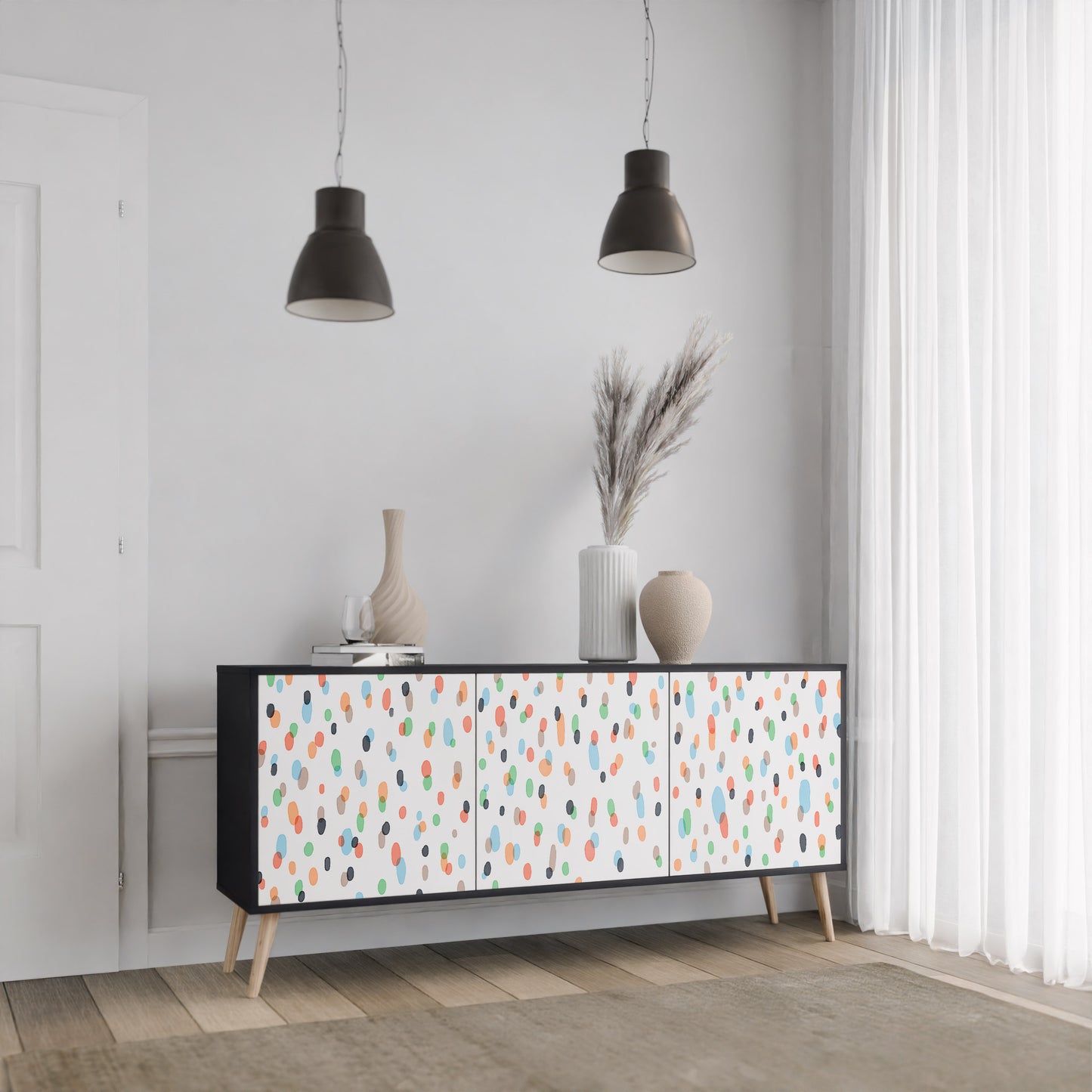 ENERGETIC SPOTS 3-dörrars skänk i svart finish