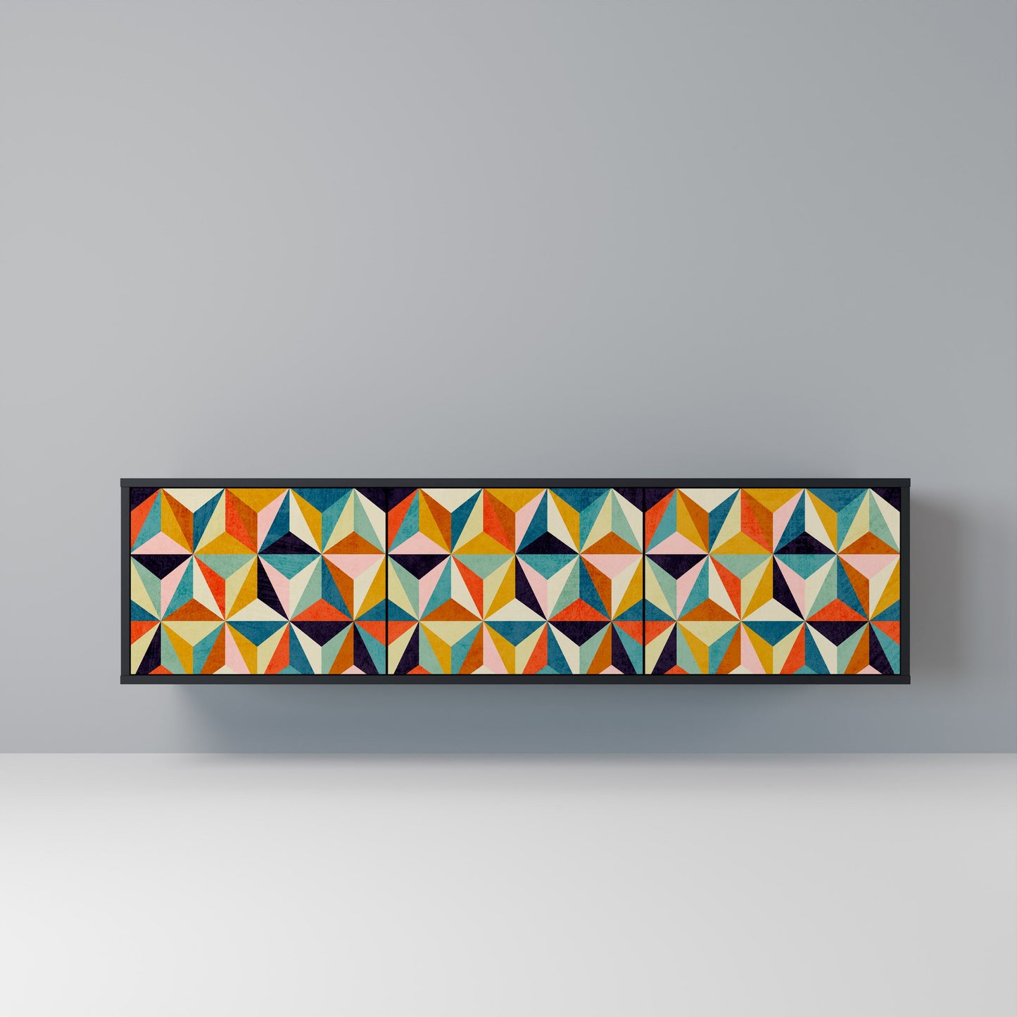 TESSELATE TREASURES 3-dörrars TV-bänk i svart finish