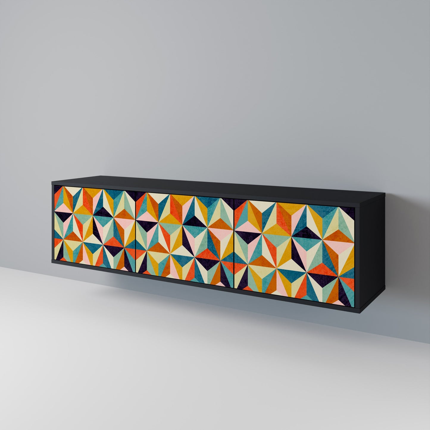 TESSELATE TREASURES 3-dörrars TV-bänk i svart finish
