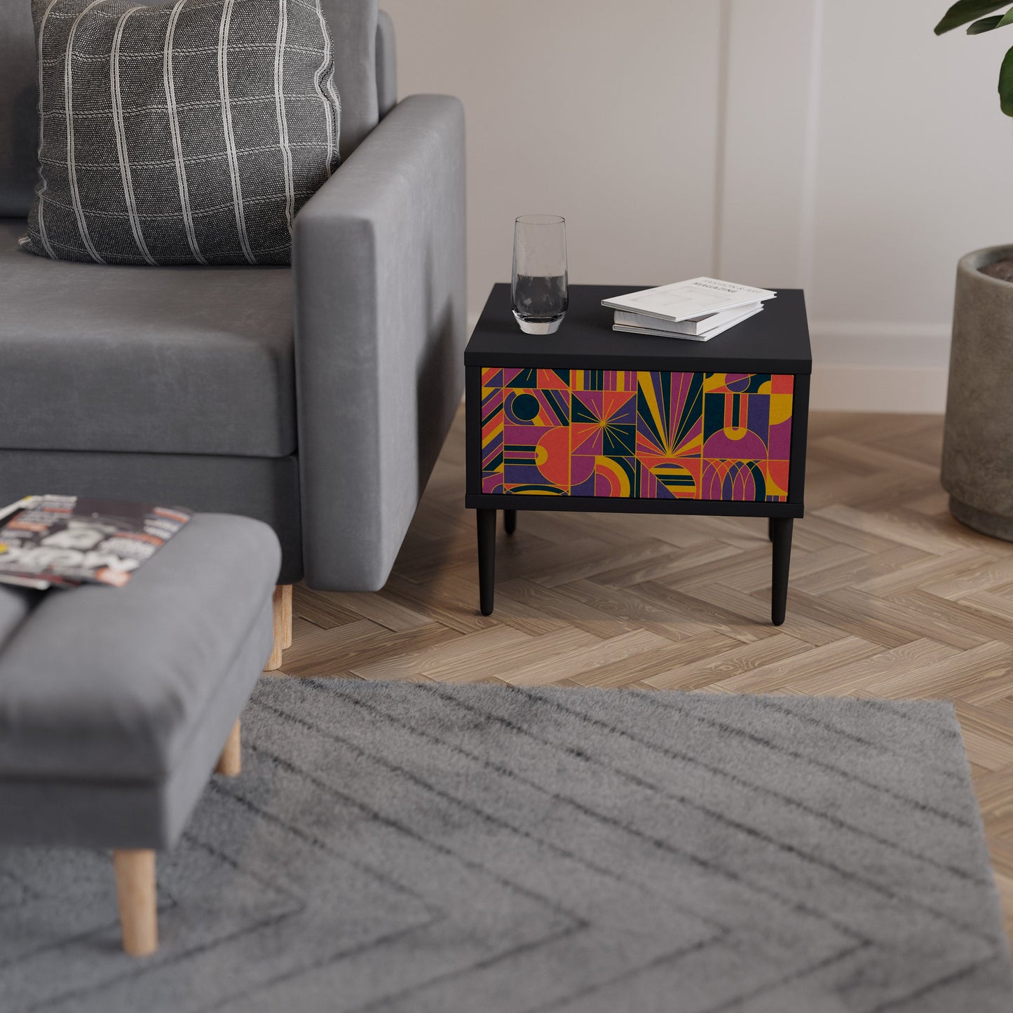 ELECTRIC PATTERNS nattduksbord i svart finish