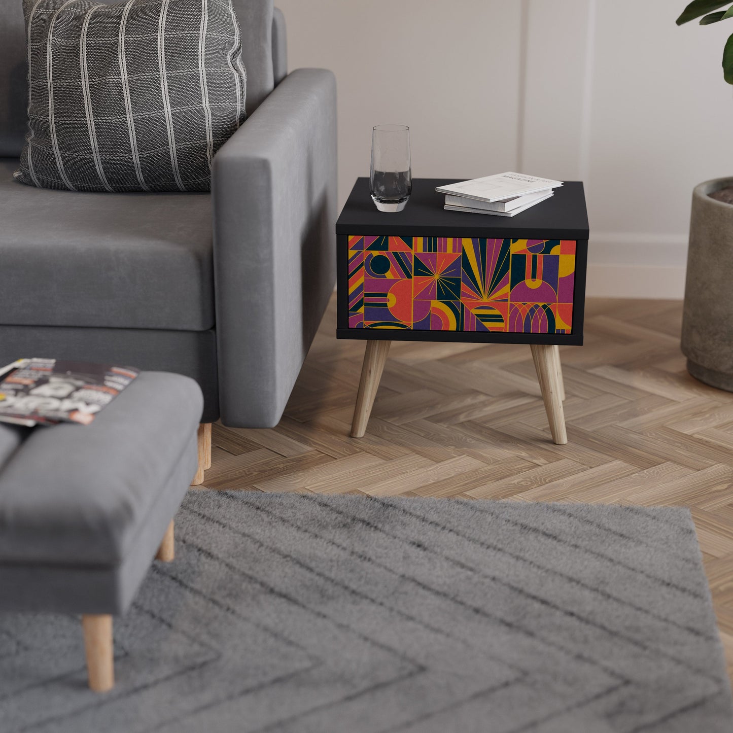 ELECTRIC PATTERNS nattduksbord i svart finish