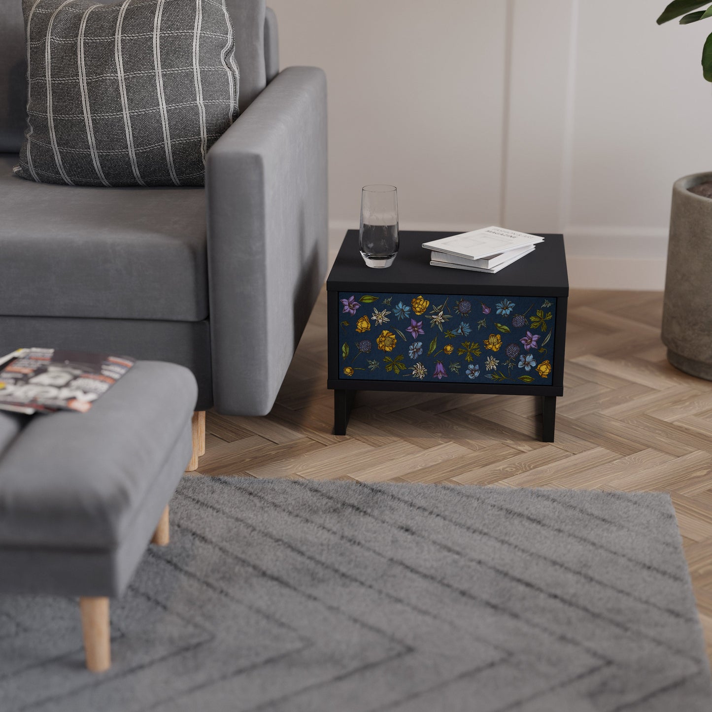 BLOMMOR PÅ MARINBLÅTT SJUKDAGSBORD i svart finish