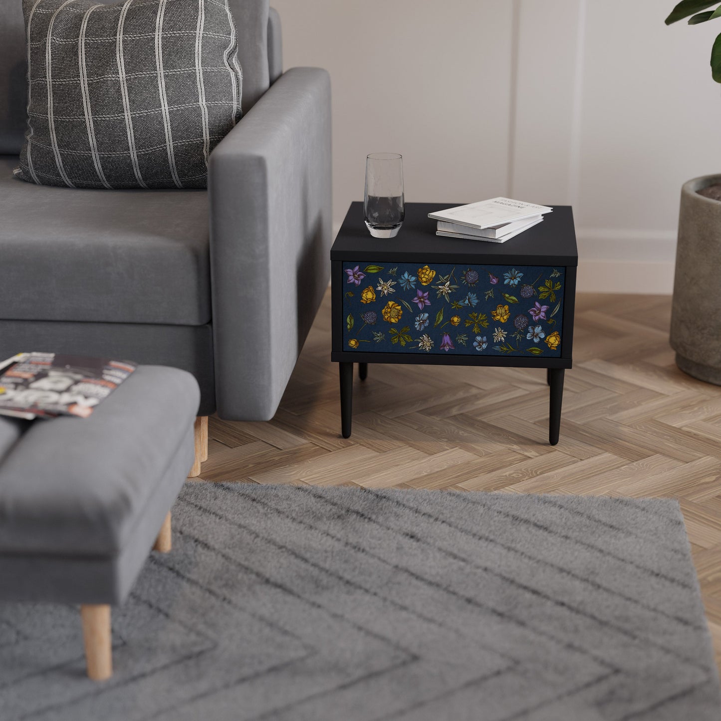 BLOMMOR PÅ MARINBLÅTT SJUKDAGSBORD i svart finish