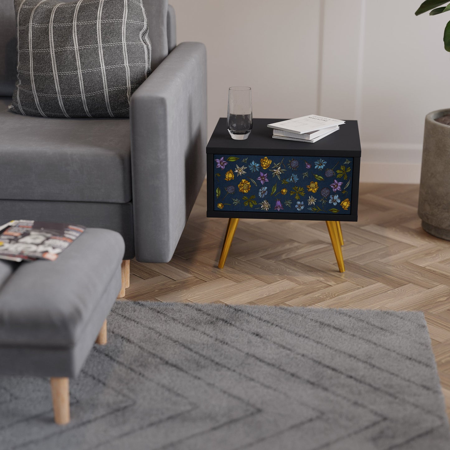 BLOMMOR PÅ MARINBLÅTT SJUKDAGSBORD i svart finish