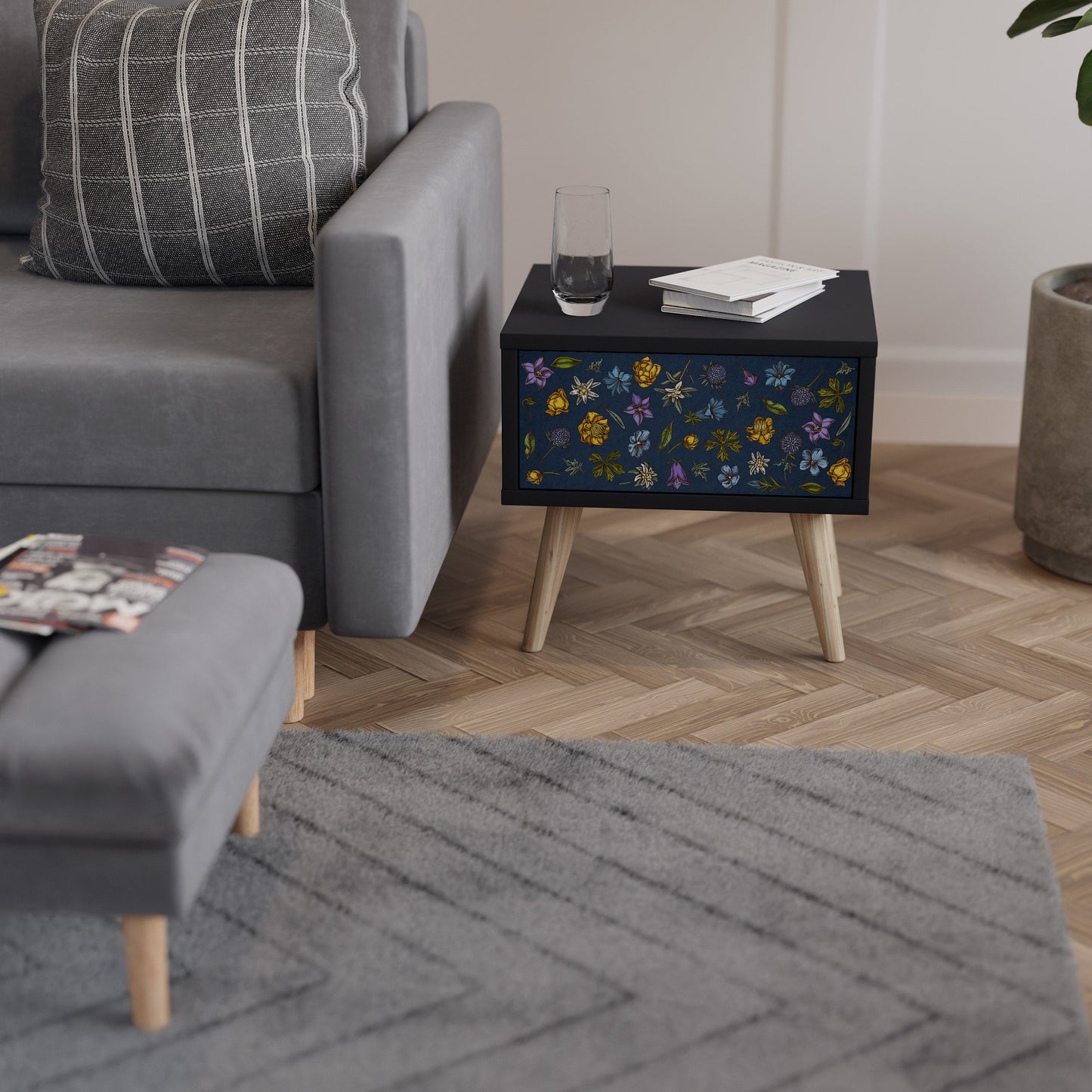 BLOMMOR PÅ MARINBLÅTT SJUKDAGSBORD i svart finish