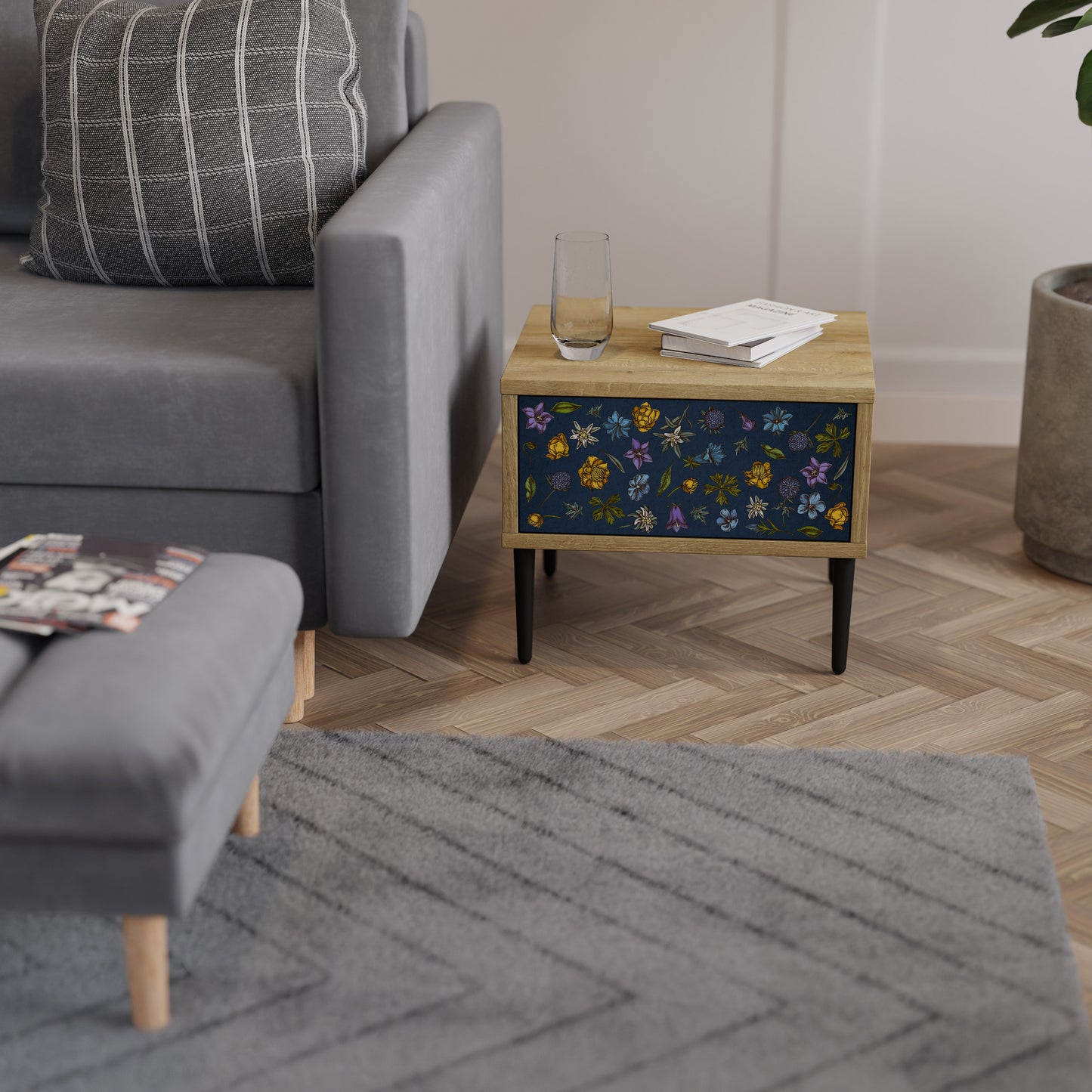 BLOMMOR PÅ MARINBLÅT Nattduksbord i Oak Effect