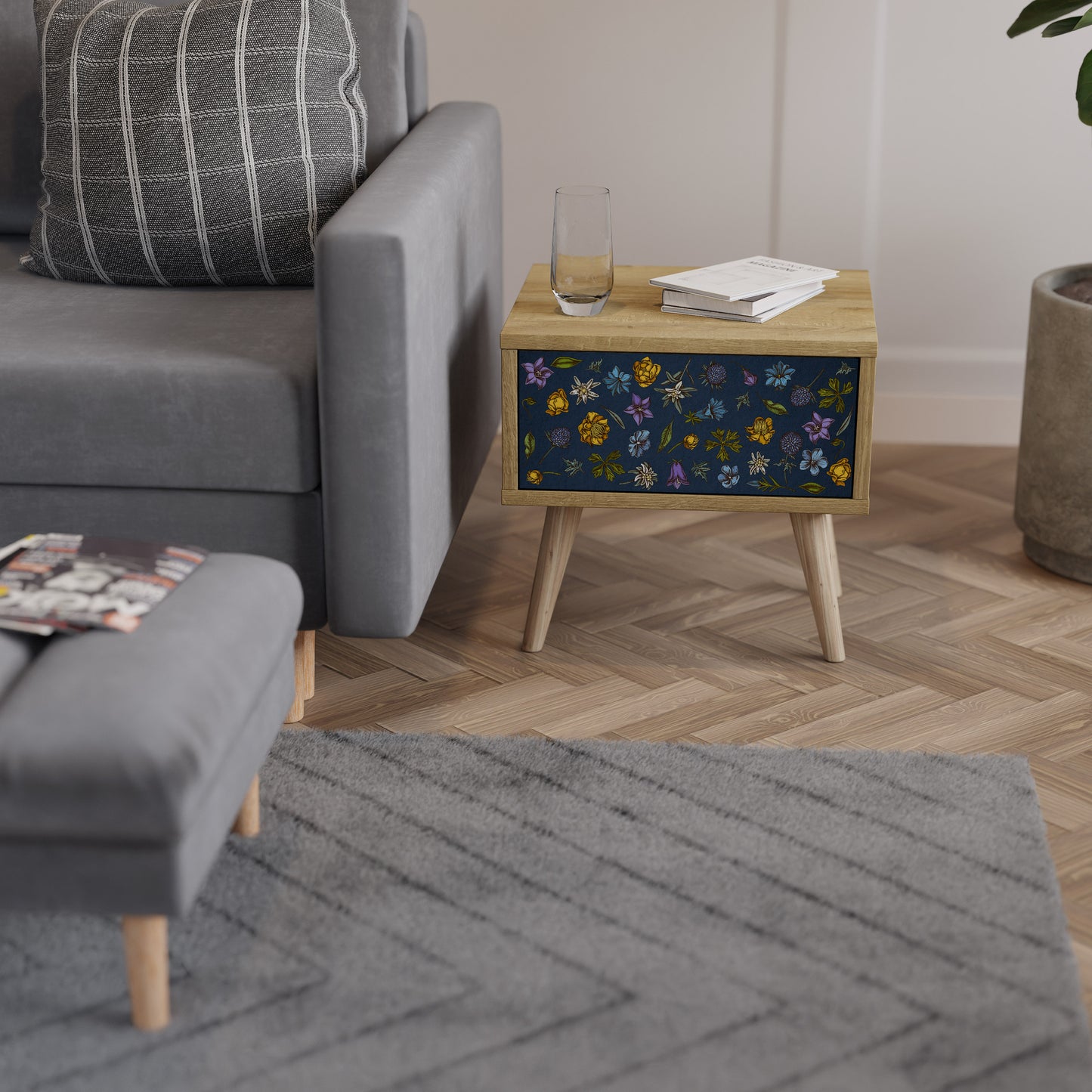 BLOMMOR PÅ MARINBLÅT Nattduksbord i Oak Effect