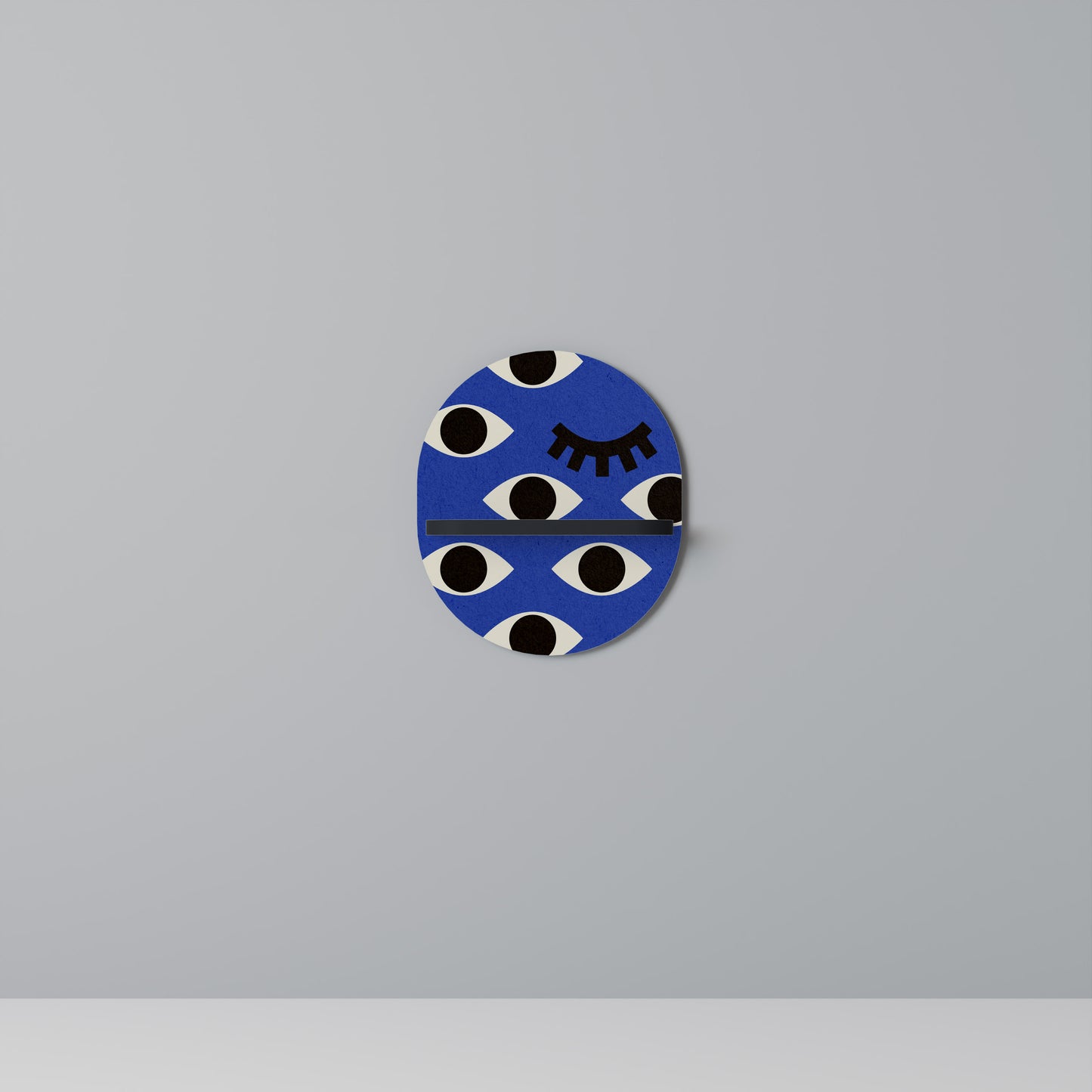 GEOMETRISKA ÖGON Oval konsthylla i svart finish