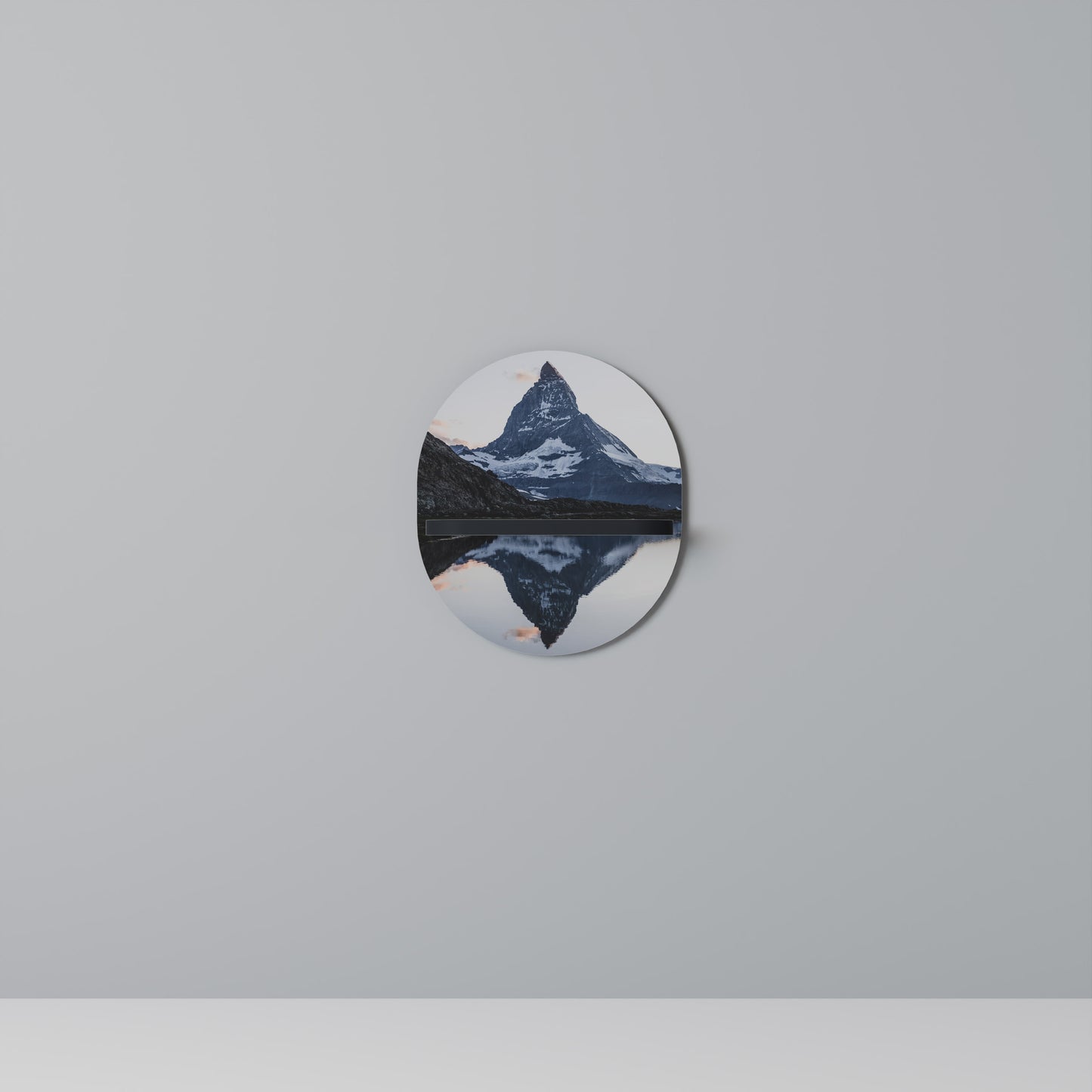 MEMORY OF MATTERHORN Oval konsthylla i svart finish