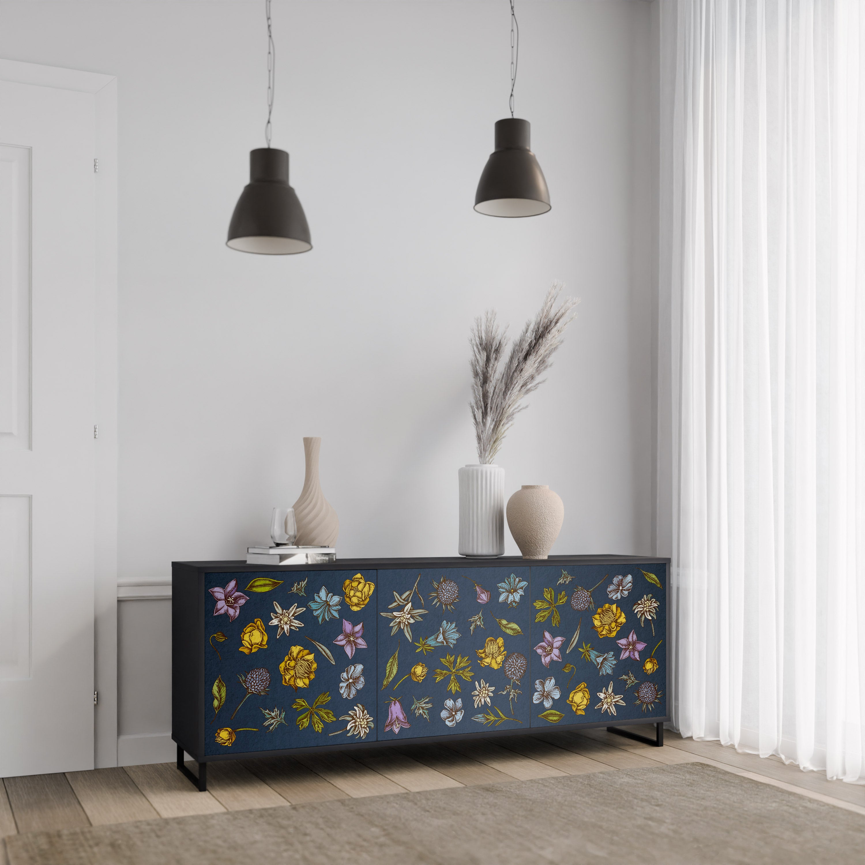 BLOMMOR PÅ MARINBLÅ 3-dörrars skänk i svart finish