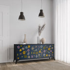 FLOWERS ON NAVY BLUE Skänk med tre dörrar