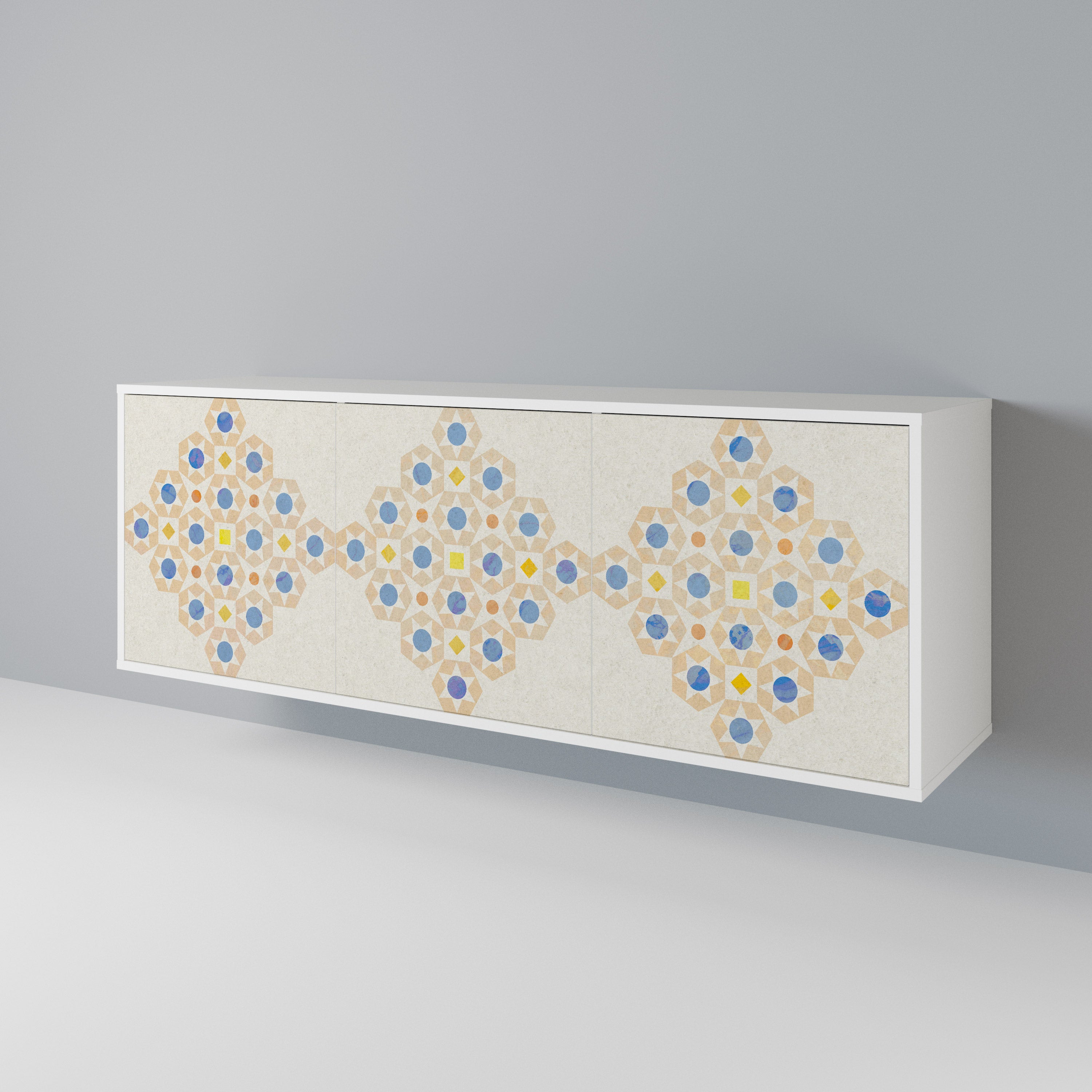 PATTERNED PRISM Skänk med tre dörrar
