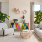 COLORFUL TRIANGLES Skänk med tre dörrar