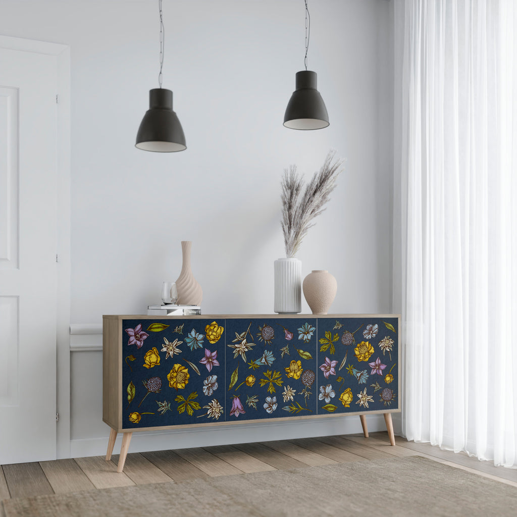 BLOMMOR PÅ MARINBLÅ 3-dörrars skänk i ekeffekt