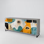 ABSTRACT FACES 3-dörrars skänk i grå finish