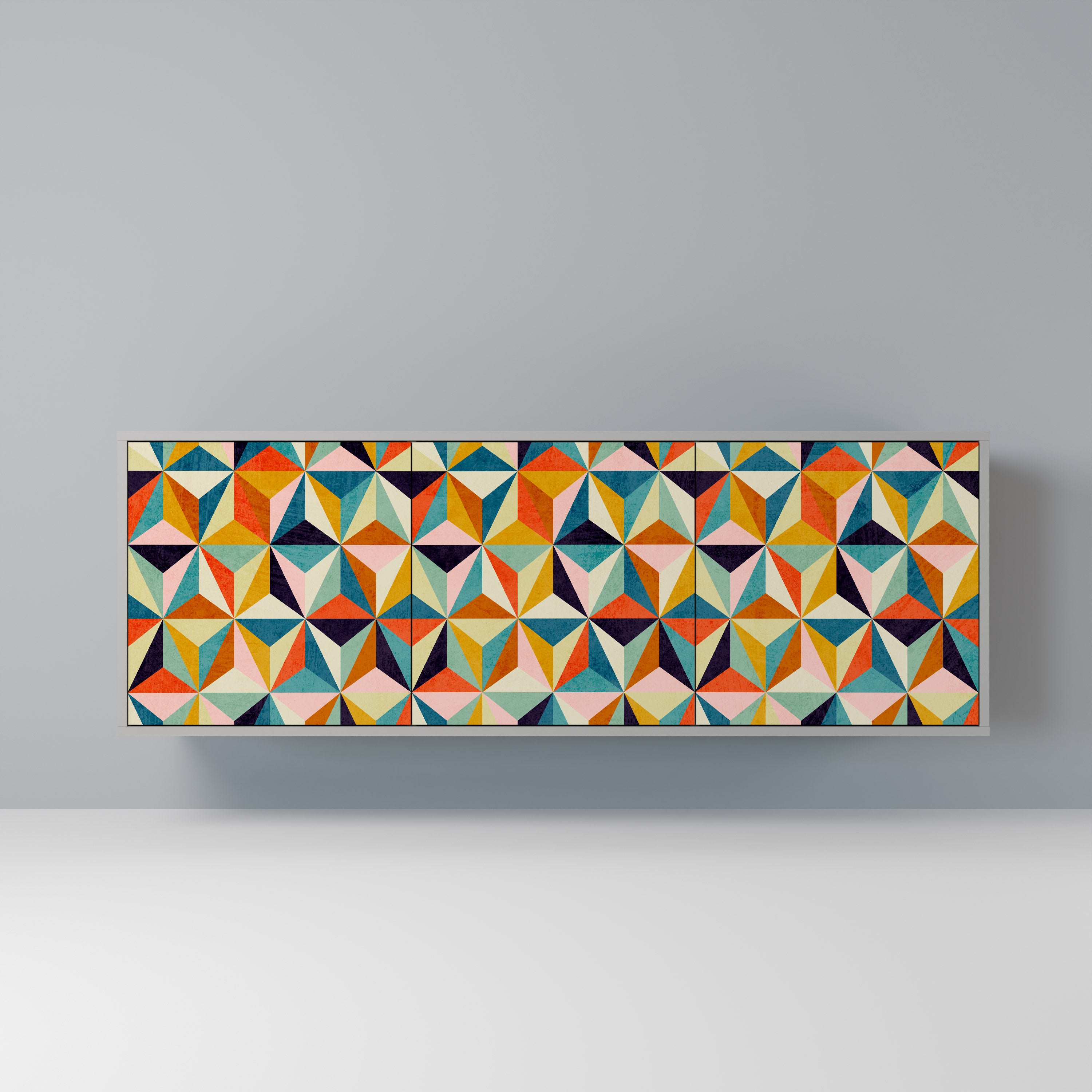 TESSELATE TREASURES 3-dörrars skänk i grå finish
