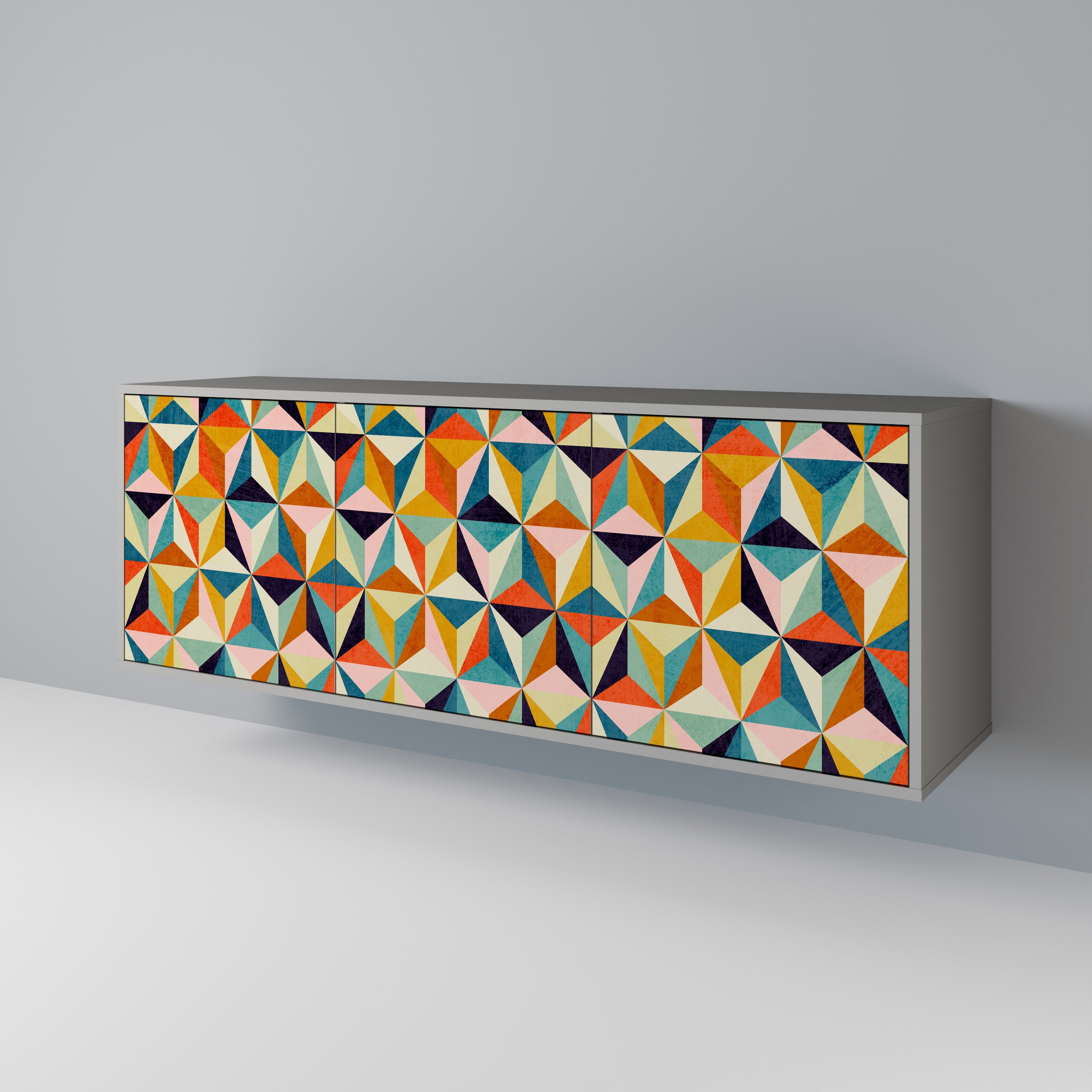 TESSELATE TREASURES 3-dörrars skänk i grå finish
