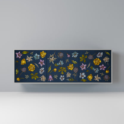 BLOMMOR PÅ MARINBLÅ 3-dörrars skänk i grå finish
