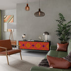 GEOMETRIC BRILLIANCE 3-dörrars TV-bänk i svart finish