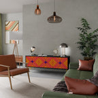 GEOMETRIC BRILLIANCE 3-dörrars TV-bänk i svart finish