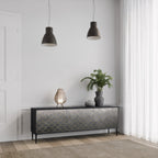 TESSELATED GRÅLIGT 3-dörrars TV-bänk i svart finish