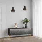 TESSELATED GRÅLIGT 3-dörrars TV-bänk i svart finish