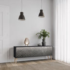 TESSELATED GRÅLIGT 3-dörrars TV-bänk i svart finish