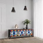 ABSTRAKTION AND GEOMETRI TV-bänk med 3 dörrar i svart finish