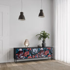 ETHEREAL BLOSSOMS 3-dörrars TV-bänk i svart finish