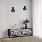 CHARCOAL SPROUT 3-dörrars TV-bänk i svart finish