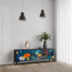 MIDNIGHT BLOSSOM 3-dörrars TV-bänk i svart finish