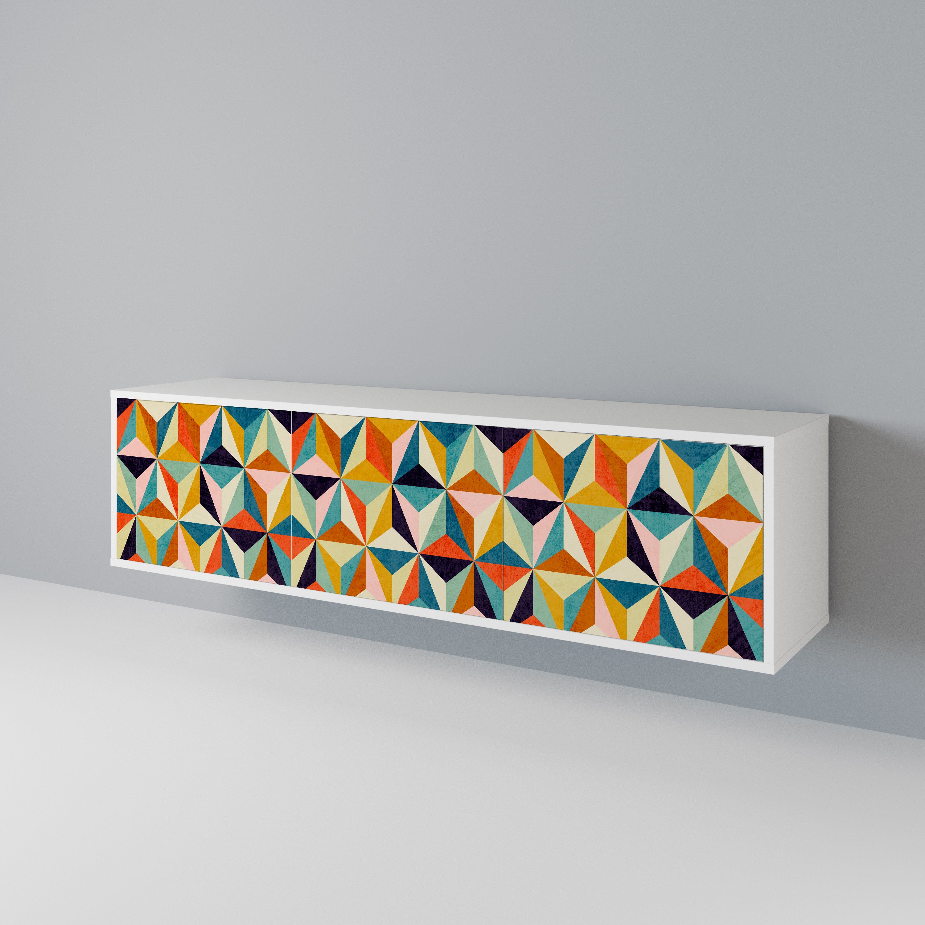 TESSELATE TREASURES TV-bänk med 3 dörrar