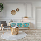 BE THE CHANGE TV-bänk med 3 dörrar i ekeffekt