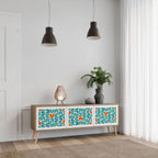 BE THE CHANGE TV-bänk med 3 dörrar i ekeffekt