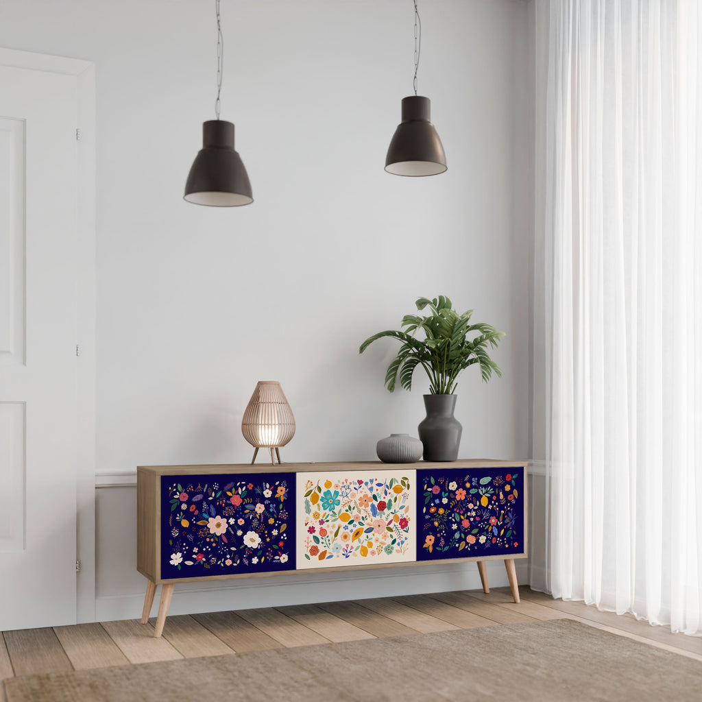 BLOMSTERKOMBINATION TV-bänk med 3 dörrar i ekeffekt