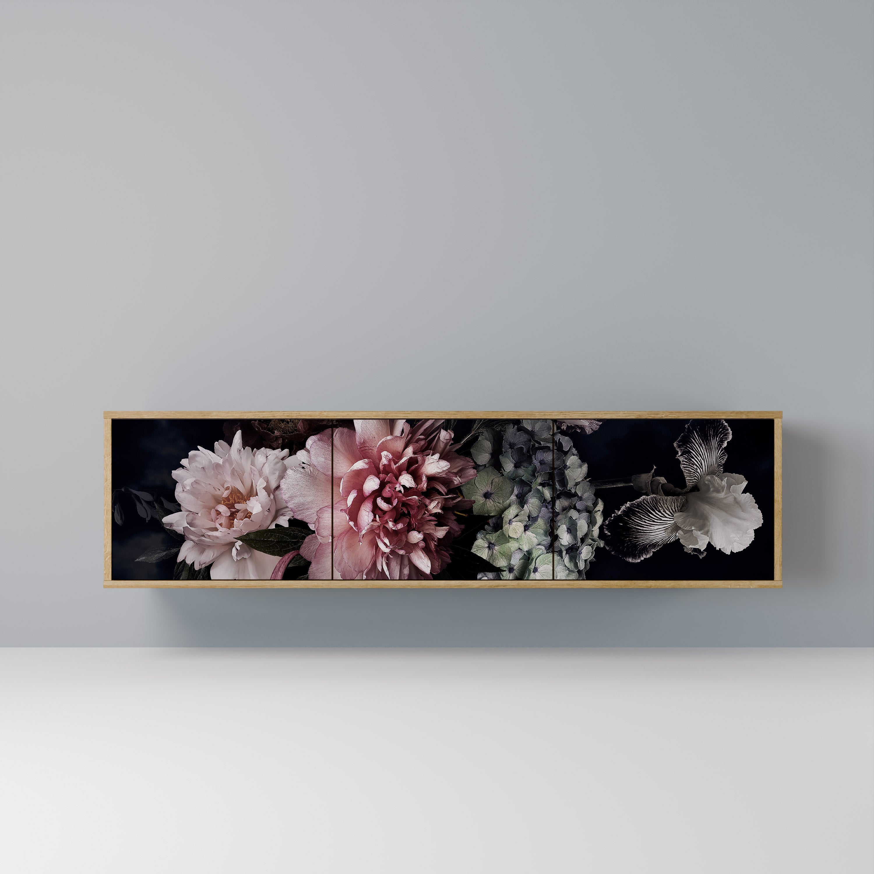 PURE BLOSSOM TV-bänk med 3 dörrar i ekeffekt