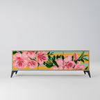 FRAGILE BEAUTY TV-bänk med 3 dörrar i ekeffekt