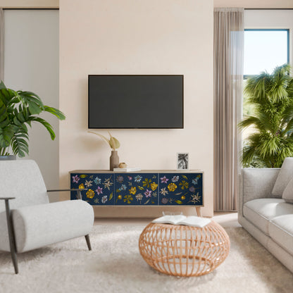 BLOMMOR PÅ MARINBLÅTT TV-BÄNK med 3 dörrar i ekeffekt