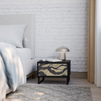 UNIFIED FRAGMENTS Nattduksbord i svart finish