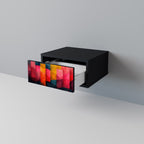 FÄRGGLAGA LJUD Nattduksbord i svart finish