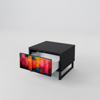 FÄRGGLAGA LJUD Nattduksbord i svart finish