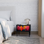 FÄRGGLAGA LJUD Nattduksbord i svart finish