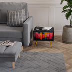 FÄRGGLAGA LJUD Nattduksbord i svart finish