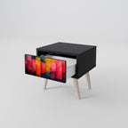 FÄRGGLAGA LJUD Nattduksbord i svart finish