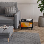 ORANGE SIDORÄTTNING Nattduksbord i svart finish