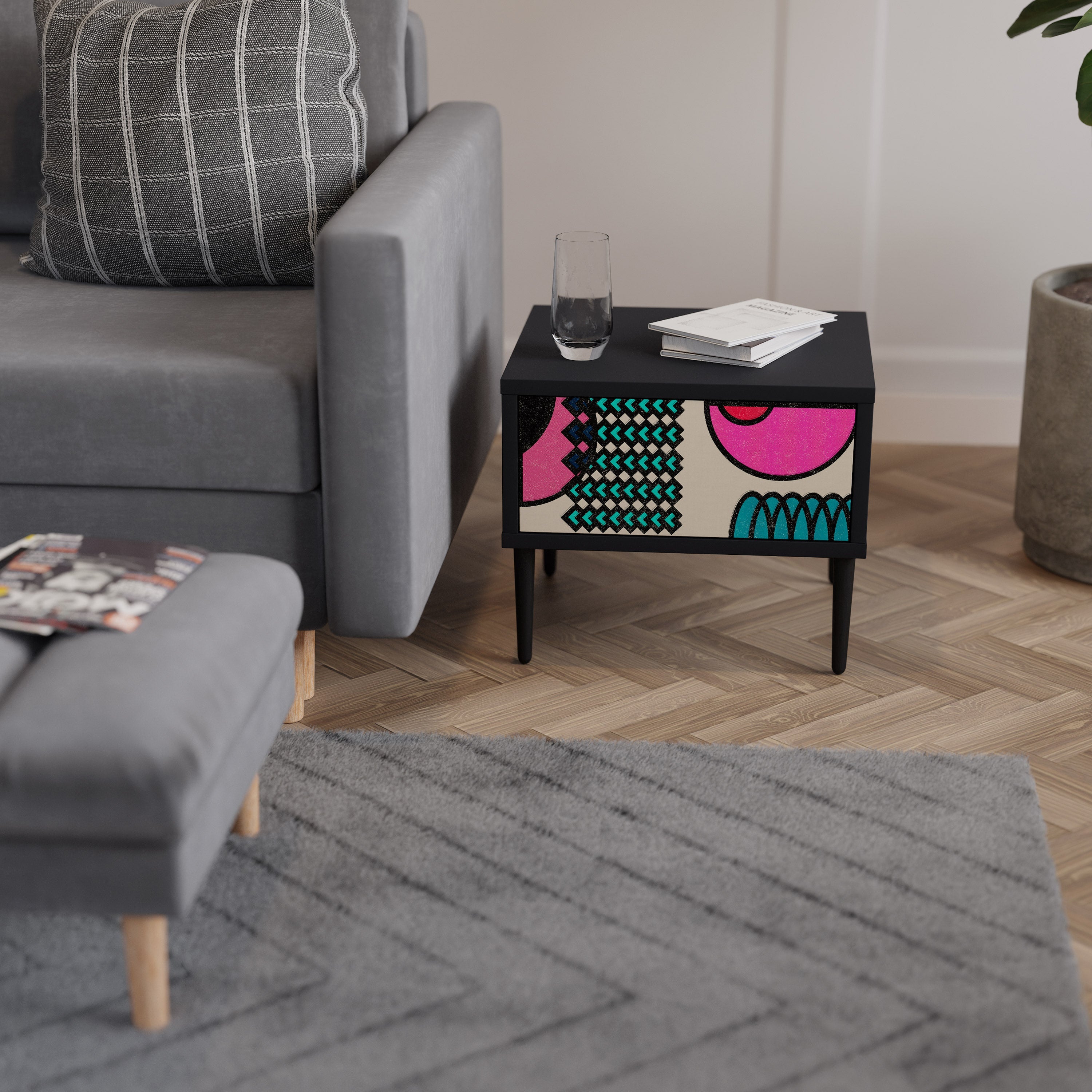 GEOMETRISK RHAPSODY Nattduksbord i svart finish