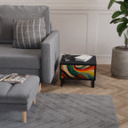 FÄRGGLADA STRANDS Nattduksbord i svart finish