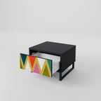 FÄRGGLADA TRIANGLAR Nattduksbord i svart finish