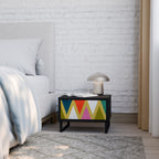 FÄRGGLADA TRIANGLAR Nattduksbord i svart finish