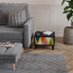 FÄRGGLADA TRIANGLAR Nattduksbord i svart finish